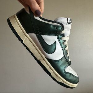 Nike Women’s Vintage Green and White dunks size 9.5